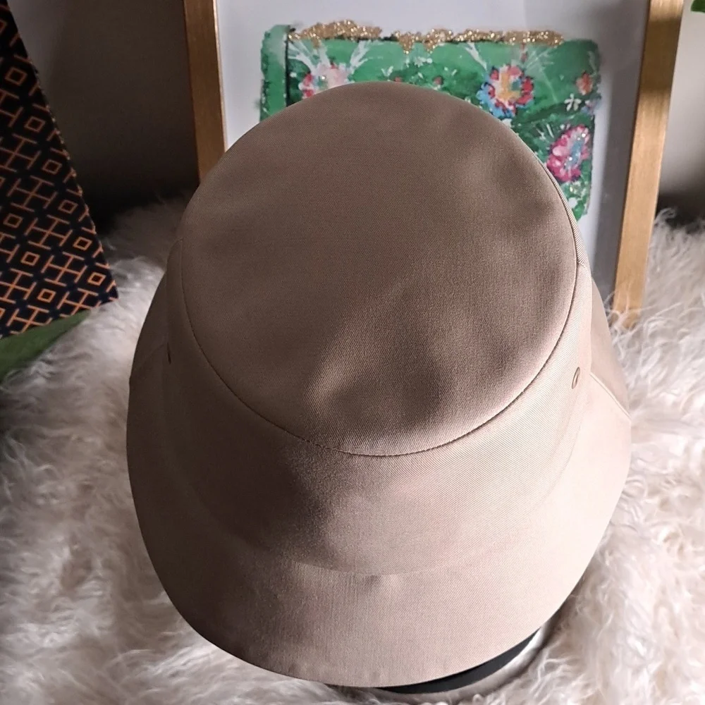 Burberry NWTs 3 Globe Logo Bucket Hat  Unisex